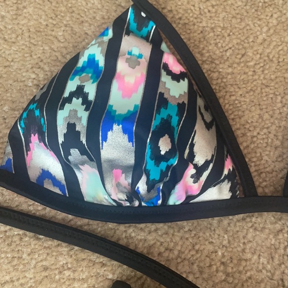 Bikini - Picture 3 of 8